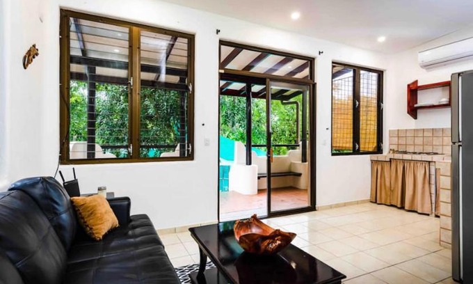 Tamarindo House | 5 min walk to beach/sleeps 12-18/gated parking/pool