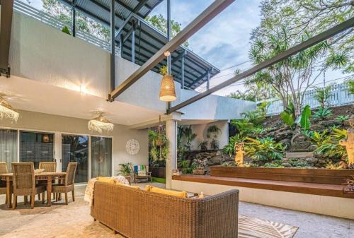 Burleigh Heads Apartment | 6 Bedroom Oasis in Burleigh Heads