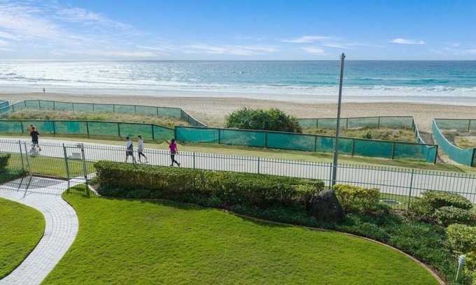 Gold Coast Apartment | Absolute Beachfront Apartment 3B Pool Spa