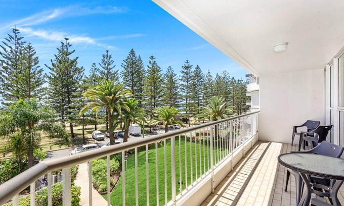 Burleigh Heads Apartment | Apartment ∙ 2 bedrooms ∙ 4 guests