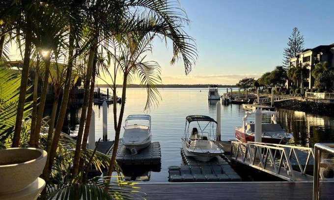 Runaway Bay Apartment | Apartment ∙ 3 bedrooms ∙ 6 guests