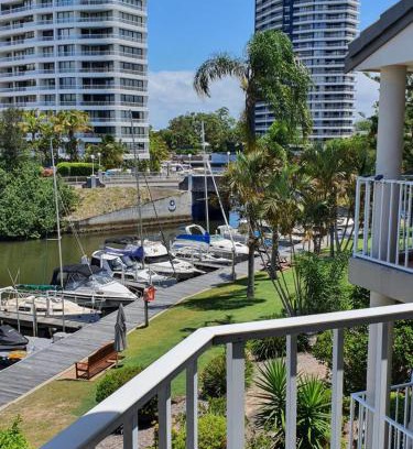 Runaway Bay Apartment | Bayview Bay Apartments and Marina