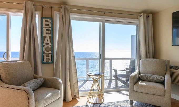 Central Malibu House | Beachfront Malibu Luxury Condo | 4 ppl