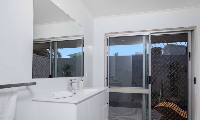 Burleigh Waters Apartment | Boutique Studio close to beaches with pool access