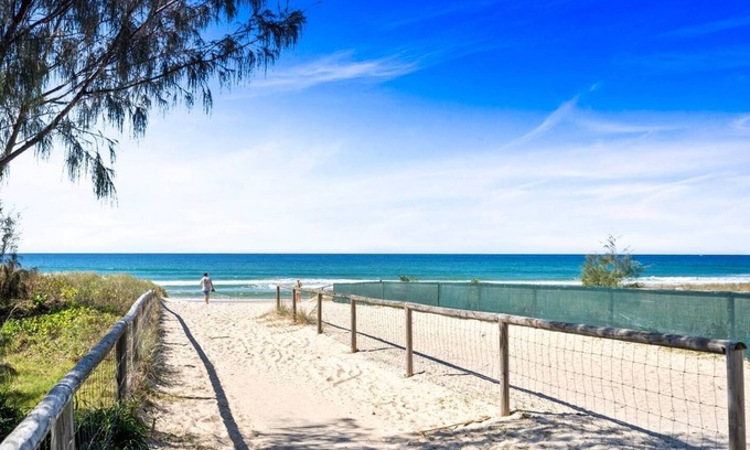 Broadbeach Apartment | BroadBliss Resort Style Retreat with Ocean Views
