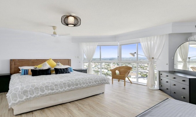 Miami House | Burleigh Surf Spectacular Views from all Rooms