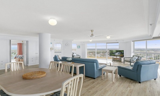 Miami Apartment | Burleigh Surf Spectacular Views from all Rooms