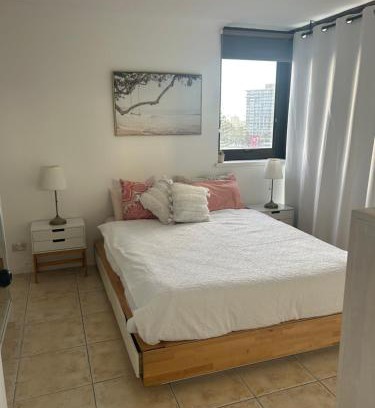Surfers Paradise House | Cozy room with Ocean Views