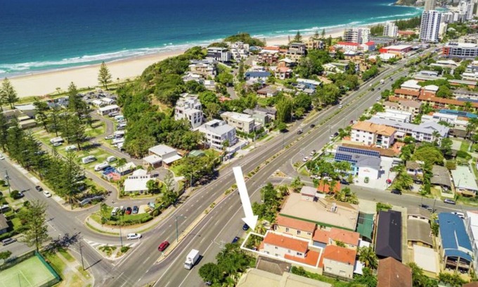 Miami House | Dog Friendly Gold Coast Home 200m to Miami Beach