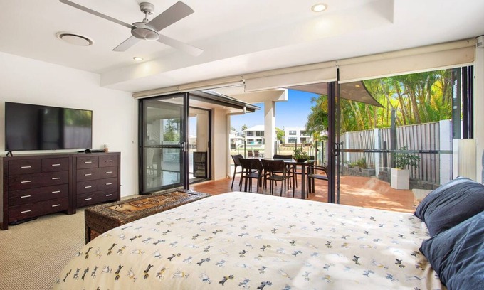 Broadbeach Waters House | Escape to your private oasis in a luxurious Broadbeach waterfront canal home.