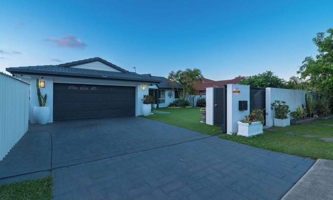Robina House | Exquisite Waterfront Estate: A Masterpiece of Luxury Living