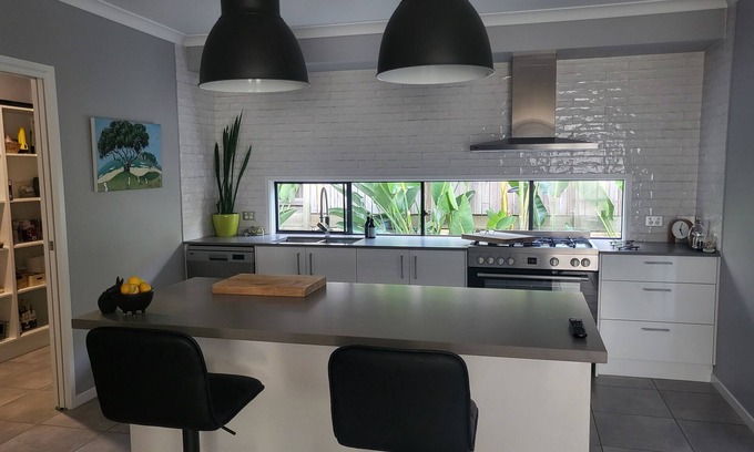 Pimpama House | Family home with yard.so close to theme parks