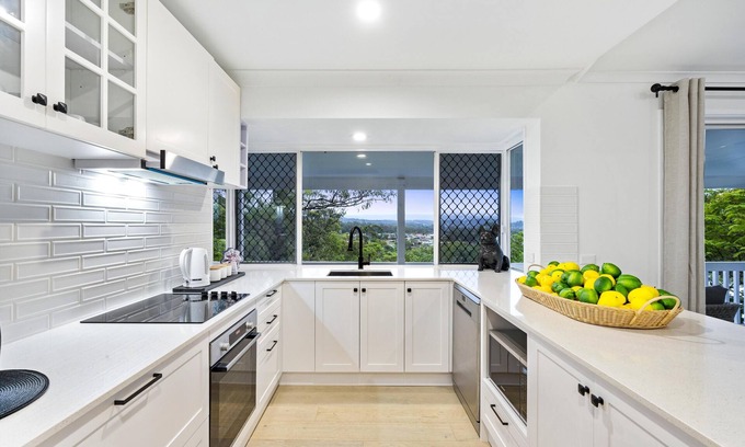 Parkwood House | Family House with Private Pool - Q Stay