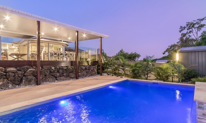 Oxenford House | GOLD COAST SURFERS PARADISE THEME PARKS RELAXING RETREAT WITH HEATED POOL.