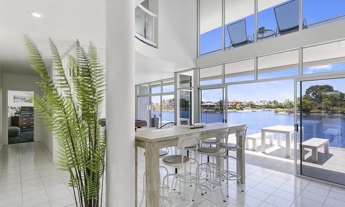 Mermaid Waters House | 💙 Havana Blue - Large 4 Bedroom Waterfront Home 💙