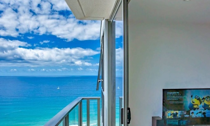 Surfers Paradise Apartment | High-level Ocean and beach View Apartment