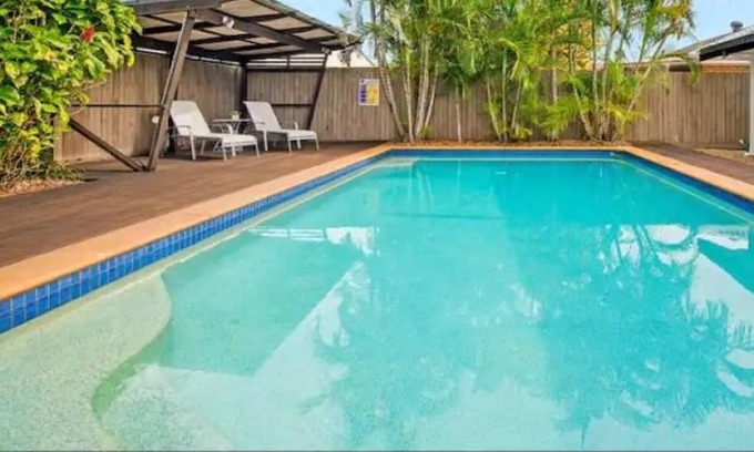 Mermaid Waters House | Large family home - 5 min walk to patrolled beach- family and group friendly