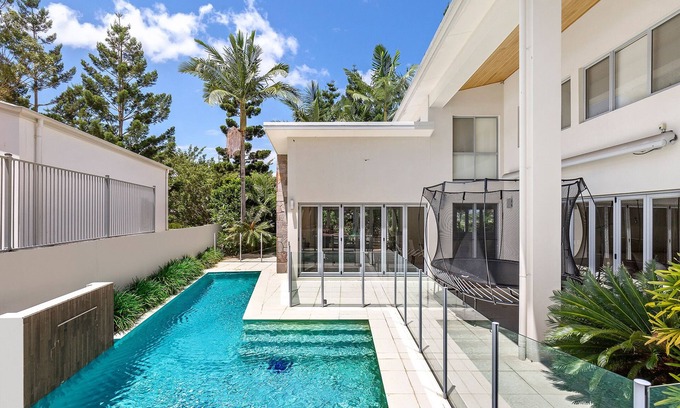 Benowa House | Large family home in golf resort