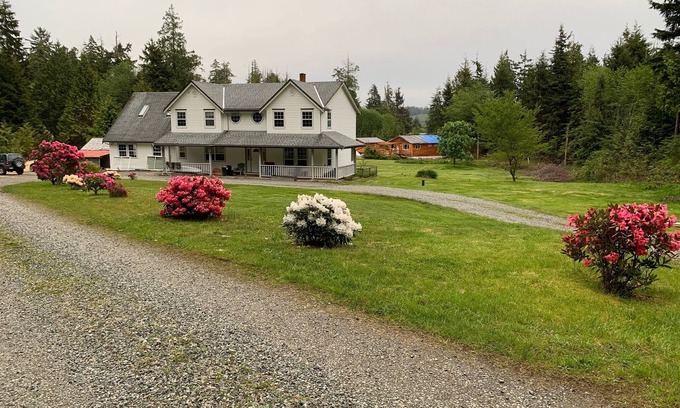 Ucluelet House | Large house for families and friends close to beaches