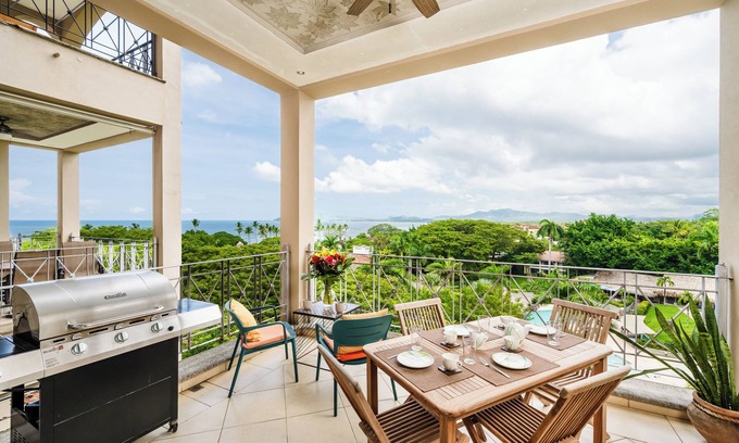 Tamarindo Apartment | ♆Oceanview in the 🎔 of town♆ Huge Pool Beach acss