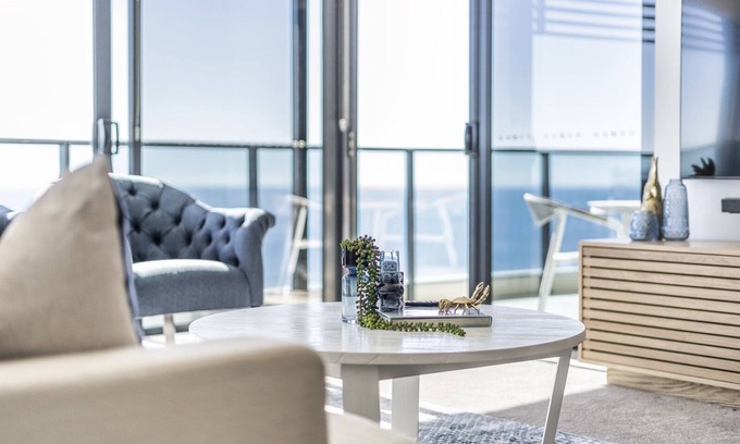 Broadbeach Apartment | Open plan apartment High floor ocean views