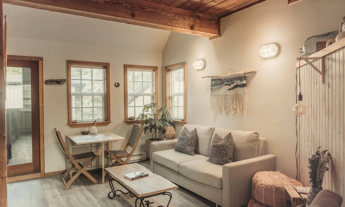 Ucluelet Apartment | Pacific Ocean 1-Bdr Loft Near Terrace Beach!⎮ Upper Deck