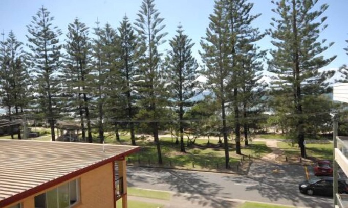 Burleigh Heads Apartment | Renovated beachside 2-bedroom apartment