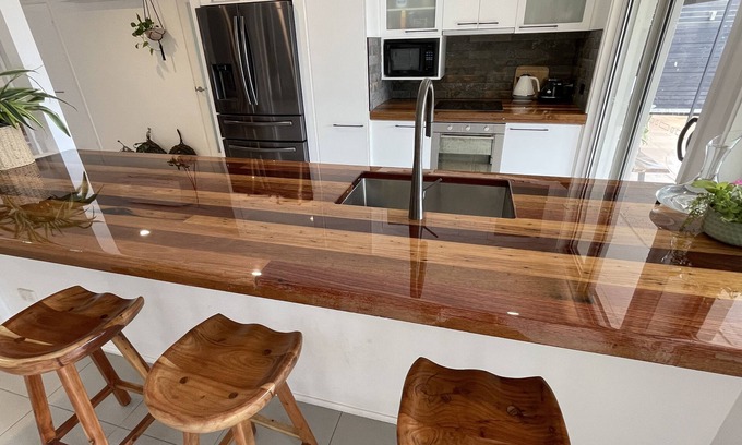 Mermaid Waters House | River front property, huge yard and pool, 2km from the beach.