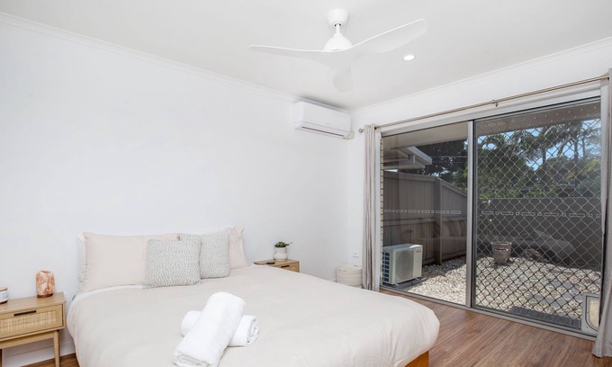 Burleigh Waters Apartment | Serene Guest House with pool access