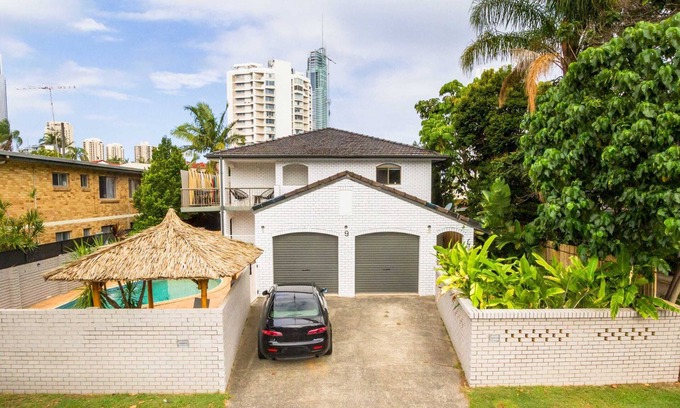 Surfers Paradise Apartment | Villa 1 and Villa 2