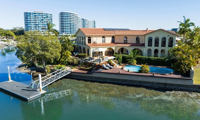 Biggera Waters House | Waterfront Family Entertainer | 5 Bedroom & Pool