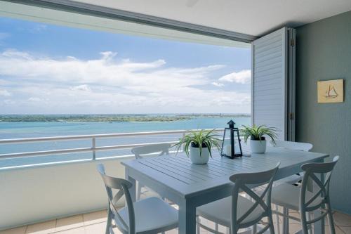 Labrador Apartment | Waterfront Grand Hotel Retreat- Sauna & Gym