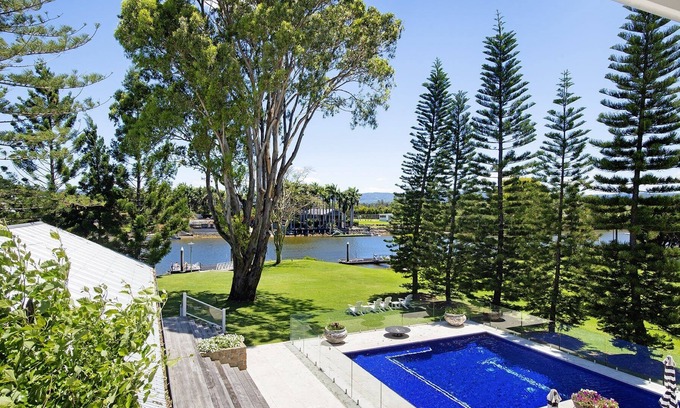 Ashmore House | Waterfront Retreat, Broadbeach Waters