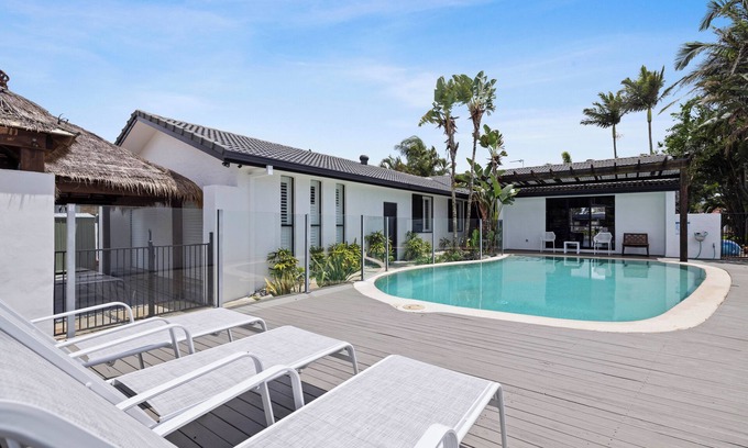 Broadbeach Waters House | Waterside Oasis Broadbeach 5 Bedroom Water Views. Pet Friendly