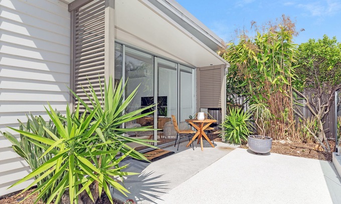 Burleigh Waters Apartment | Welcoming Studio with Pool Outlook