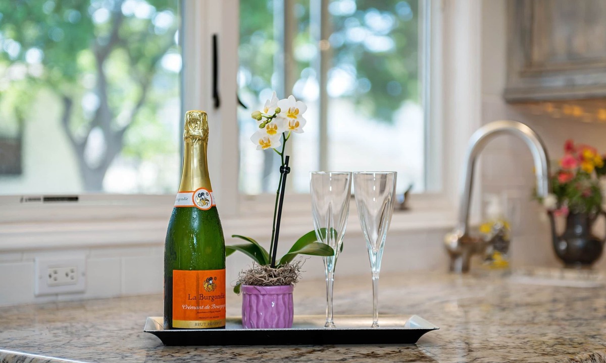 West Beach Apartment | Luxury Seaside Getaway — 2 blocks to the Beach and Funk Zone