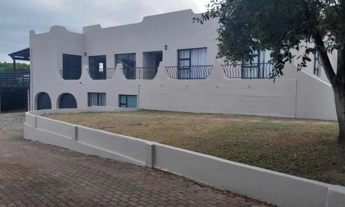 Jeffreys Bay House | Spacious 7-bedroom house in Marvelous Jeffreys Bay with WiFi