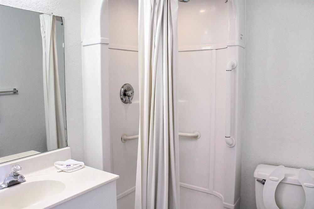 Photo of Bathroom in Raisin