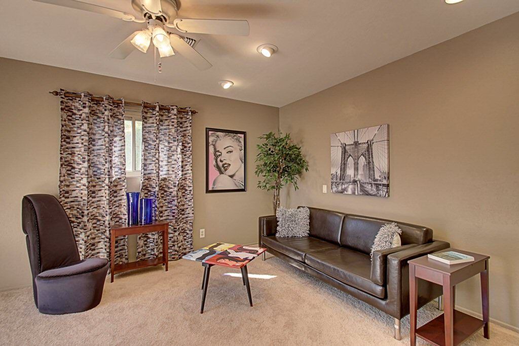 Photo of Livingroom in Racquet Club South
