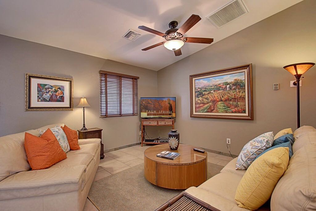 Photo of Livingroom in Racquet Club South