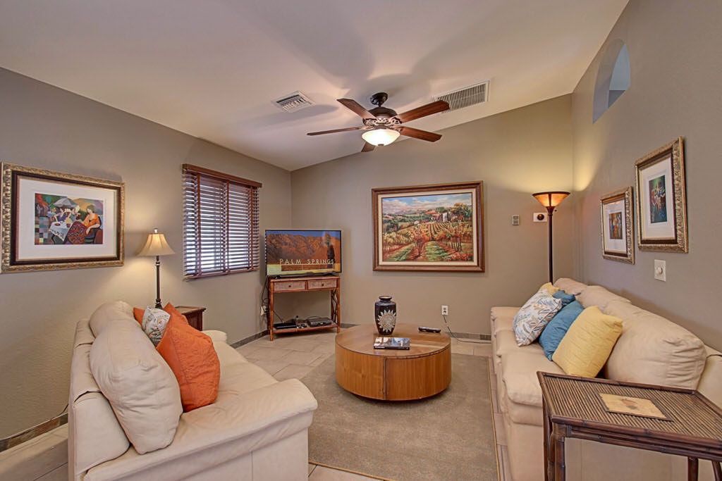 Photo of Livingroom in Racquet Club South