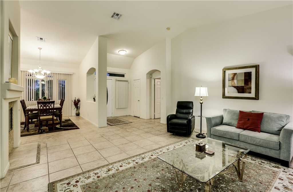 Photo of Livingroom in Racquet Club South