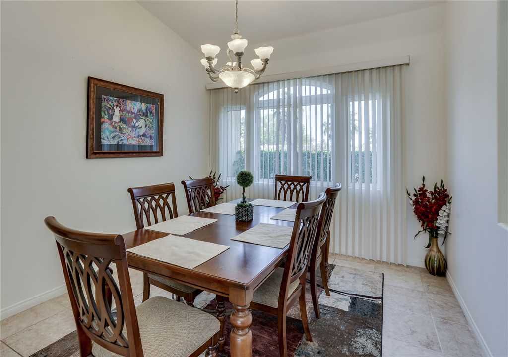Photo of Livingroom in Racquet Club South