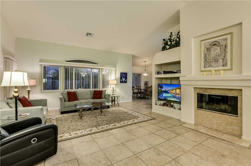 Photo of Livingroom in Racquet Club South