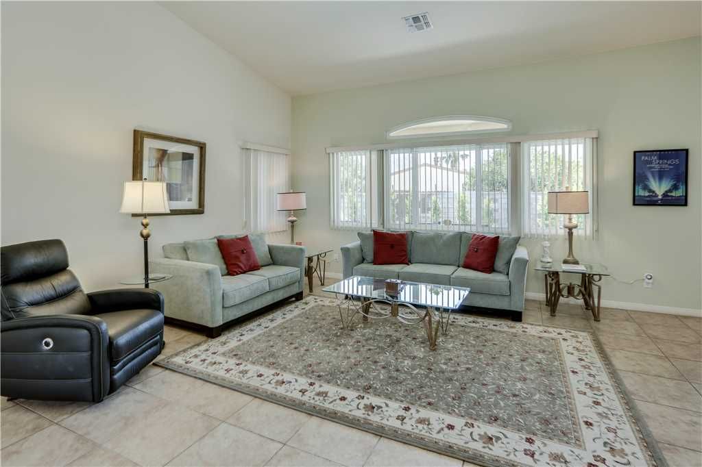 Photo of Livingroom in Racquet Club South