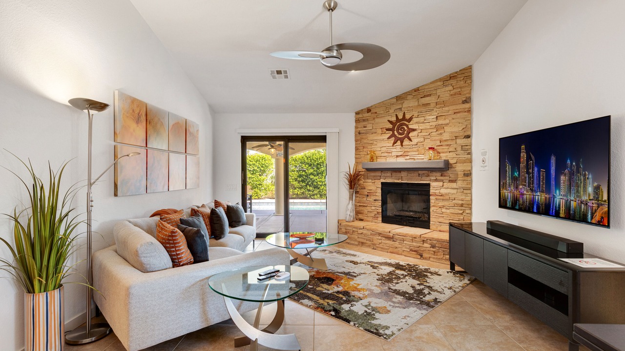 Photo of Livingroom in Racquet Club South
