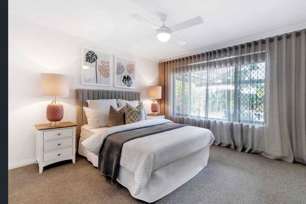 Photo of Bedroom in Mermaid Waters