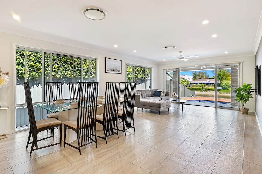 Photo of Livingroom in Mermaid Waters