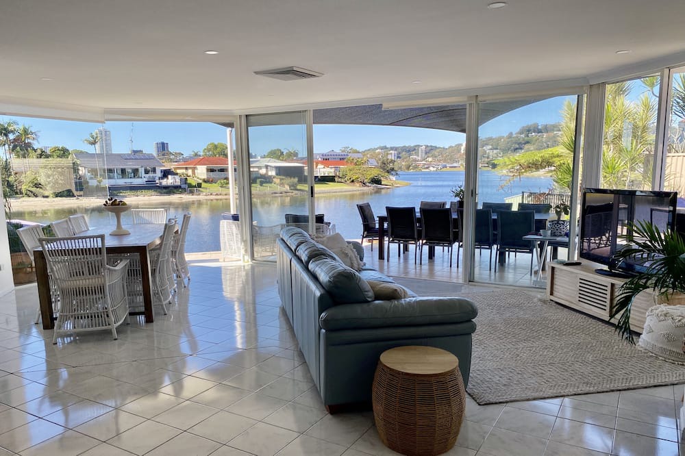 Photo of Livingroom in Burleigh Waters