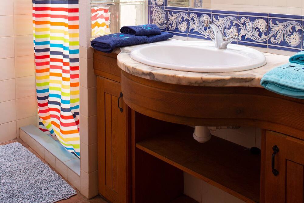 Photo of Bathroom in Bensafrim